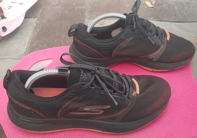 รองเท้า Skechers รุ่น Go Run Pulse สีดำ ส้ม ขนาด EU 42.5 ความยาว 27 ซม. รูปที่ 11