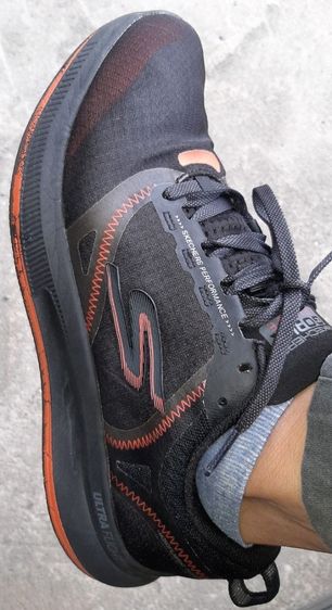รองเท้า Skechers รุ่น Go Run Pulse สีดำ ส้ม ขนาด EU 42.5 ความยาว 27 ซม. รูปที่ 17