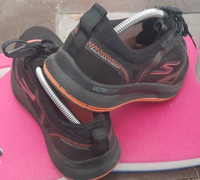 รองเท้า Skechers รุ่น Go Run Pulse สีดำ ส้ม ขนาด EU 42.5 ความยาว 27 ซม. รูปที่ 10