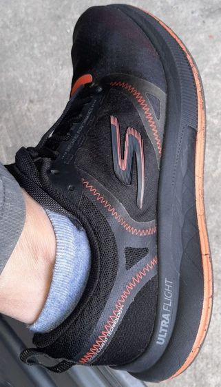 รองเท้า Skechers รุ่น Go Run Pulse สีดำ ส้ม ขนาด EU 42.5 ความยาว 27 ซม. รูปที่ 18
