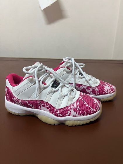รองเท้าผ้าใบมือสอง Nike Jordan 11 Retro Low Pink Snakeskin (2019) ไซส์ 38 ราคา 390 บาทรวมค่าส่ง รูปที่ 2