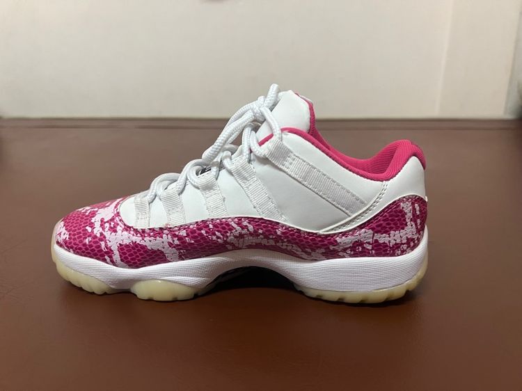 รองเท้าผ้าใบมือสอง Nike Jordan 11 Retro Low Pink Snakeskin (2019) ไซส์ 38 ราคา 390 บาทรวมค่าส่ง รูปที่ 3