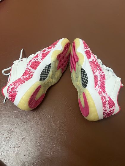 รองเท้าผ้าใบมือสอง Nike Jordan 11 Retro Low Pink Snakeskin (2019) ไซส์ 38 ราคา 390 บาทรวมค่าส่ง รูปที่ 10