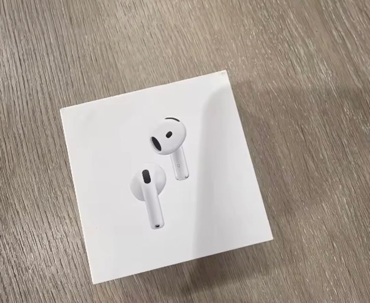 Airpods 4 with Active Noise Cancellation