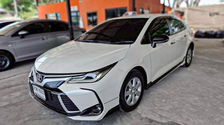 รถ Toyota Altis 1.8 GR Sport CVT สี ขาว