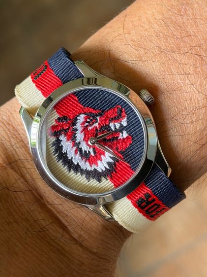GUCCI G Timeless 38 mm Wolf Motif Multicolour Nylon Strap Watches YA1264059 Swiss Quartz Men Watch  รูปที่ 18