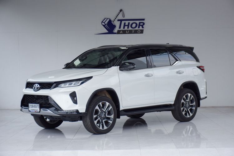 รถ Toyota Fortuner 2.4 Legender สี ขาว