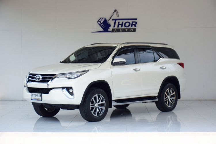 รถ Toyota Fortuner 2.4 V สี ขาว