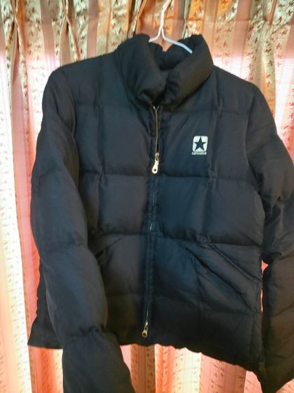 อื่นๆ เสื้อโค้ท แขนยาว แจ็กเก็ตกันหนาวแบบบุนวมสีดำ Converse (Converse Puffer Jacket)ตัวเสื้อโดดเด่นด้วยโลโก้รูปดาวอันเป็นเอกลักษณ์ของแบรนด์ที่บริเวณ
