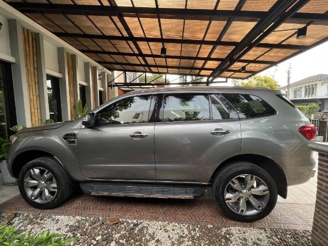 รถ Ford Everest 3.2 Titanium 4WD สี เทา