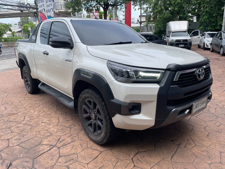 รถ Toyota Hilux Revo 2.4 Prerunner G Rocco สี ขาว