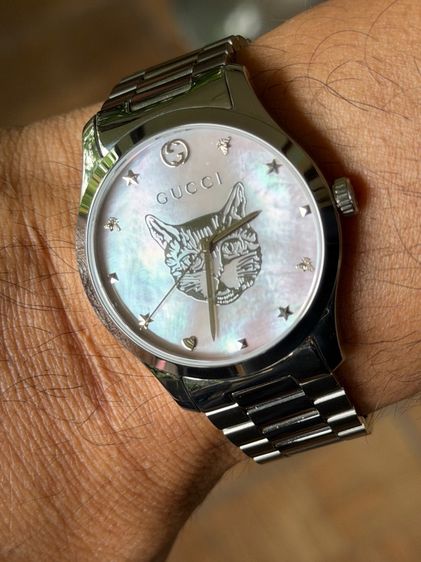 GUCCI G Timeless 38 mm Silver Cat Mother of Pearl Swiss Quartz Steel Men’s Watch YA1264166 Pink Dial  รูปที่ 17