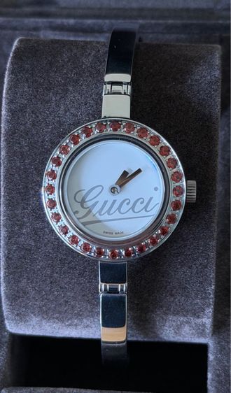 ขาว GUCCI 105 Series Garnet Stones White Dial Quartz Bracelet Bangle Women’s Watch YA105534 