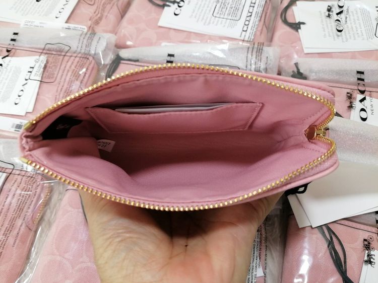 กระเป๋าCoach คล้องมือสีชมพู สีใหม่ล่าสุดของแท้จากUSA รูปที่ 3
