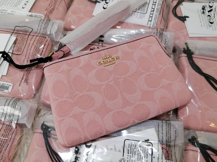 กระเป๋าCoach คล้องมือสีชมพู สีใหม่ล่าสุดของแท้จากUSA รูปที่ 5