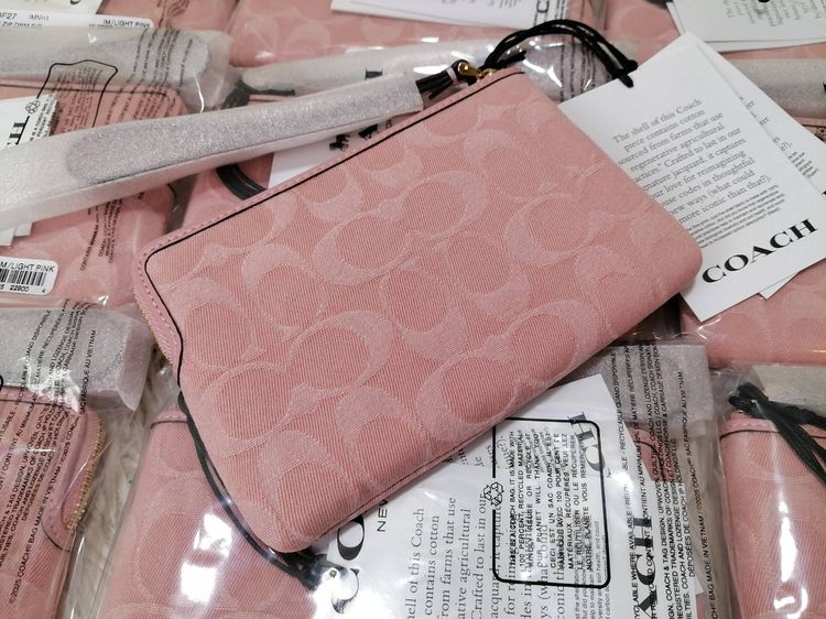 กระเป๋าCoach คล้องมือสีชมพู สีใหม่ล่าสุดของแท้จากUSA รูปที่ 2