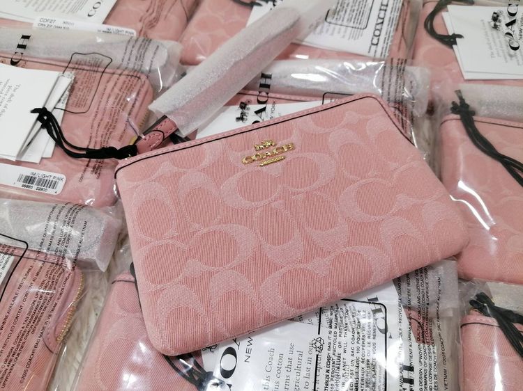 ผ้า ไม่ระบุ กระเป๋าCoach คล้องมือสีชมพู สีใหม่ล่าสุดของแท้จากUSA