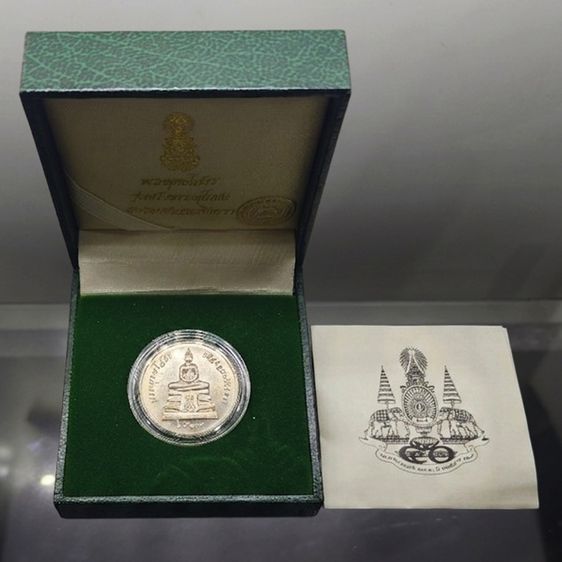 เหรียญพระพุทธโสธร เนื้อเงิน พิมพ์ใหญ่ รุ่นสร้างพระอุโบสถ ปี 2539 พร้อมกล่องเดิม