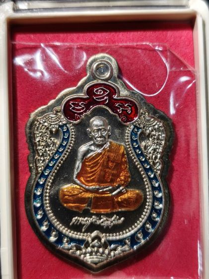 หลวงพ่อพัฒน์ วัดห้วยด้วน จ.นครสวรรค์ รุ่นเหรียญเสมา 100ปี เน ื้อ พรายเงิน ไม่ตัดปีก ลงยา 3 สี ตอกกรรมการ นิยมสุด เลข 75 หลังพัด รูปที่ 2