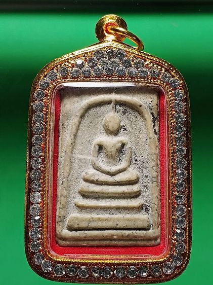 พระสมเด็จวัดระฆัง สร้างยุคเเรก สมัยรัชกาลที่5 ด้านหลังฝังเหรียญร.5 ศิลปะช่างหลวง สภาพสวยมาก หาชมยาก พระเก็บเก่าจากบ้านคุณหลวง ได้เเบ่งปันมา