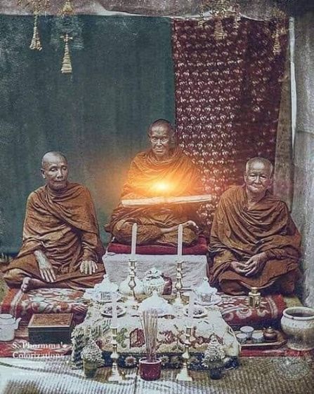 พระสมเด็จวัดระฆัง สร้างสมัยรัชกาลที่4 ฝังเม็ดพระธาตุกระจายทั่วองค์พระ สภาพสวยเก่า เนื้อเเกร่งเก่าคล้ายจะกลายเป็นหิน หาชมได้ยากมากครับ รูปที่ 13