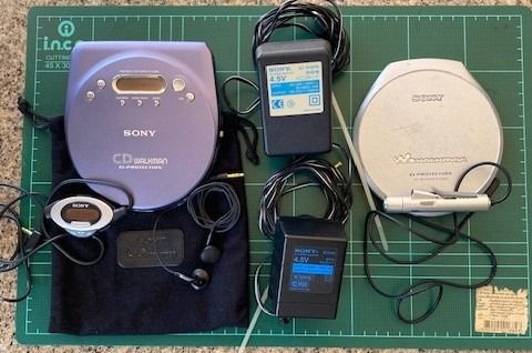 อื่นๆ ลำโพงพกพา  ปล่อย Sony CD Walkman 2 เครื่อง + อุปกรณ์ครบ (งานสะสม งานซ่อม)
