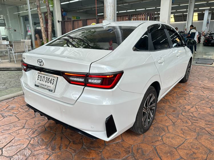 Toyota Yaris ATIV 2024 1.2 Premium Sedan เบนซิน ไม่ติดแก๊ส เกียร์อัตโนมัติ ขาว รูปที่ 3