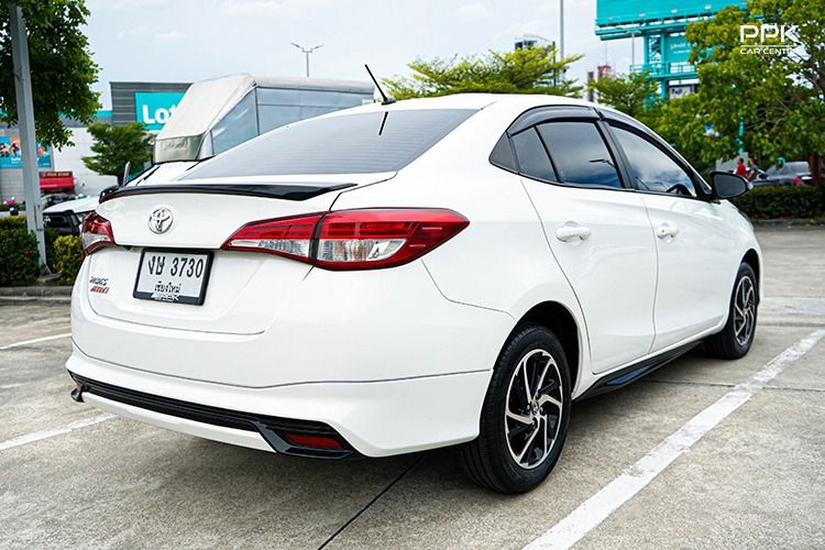 Toyota Yaris ATIV 2021 1.2 Sport Sedan เบนซิน ไม่ติดแก๊ส เกียร์อัตโนมัติ ขาว รูปที่ 4