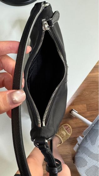Prada Re-edition 2005 Hobo รูปที่ 9