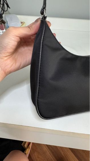 Prada Re-edition 2005 Hobo รูปที่ 6