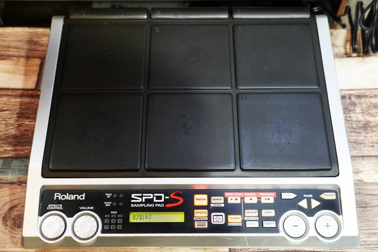 Roland SPD-S Sampling Pad มีรอย ใช้งานปรกติ แซมป์เสียงแล้ว แถมเมม512MB และอะแด๊ปเตอร์ ตัวละ 8500 ที่ร้านโทไคมิวสิค