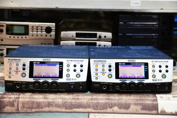 EDIROL SD-90 Studio Canvas (24บิต) รุ่นนี้ดีที่สุด ได้ทั้งWAVและMIDI เสียบไมค์มีเอฟเฟคร้องในตัว เล่นคาราโอเกะ Extreme รุ่นใหญ่ เล่นมิดี้ EMK