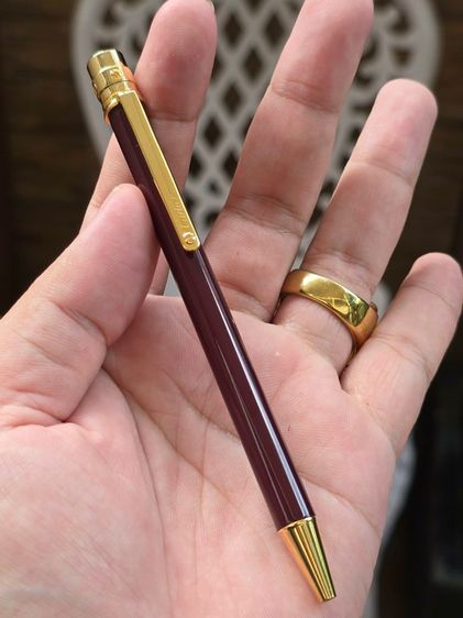 ปากกา Cartier ด้านแกะลายโลโก้ Cartier ด้ามแดง
