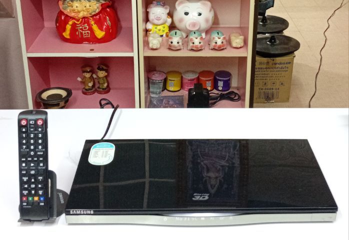 เครื่องเล่นบลูเรย์ Samsung รุ่น BD-D6500 รุ่น Top หน้าจอระบบสัมผัส ระบบดูดแผ่น อ่านแผ่นดีอ่านแผ่นไวมี Wifi ปล่อยตัวสภาพสวยใช้งานได้ปกติ เครื่องละ 1,790 สุโขทัย