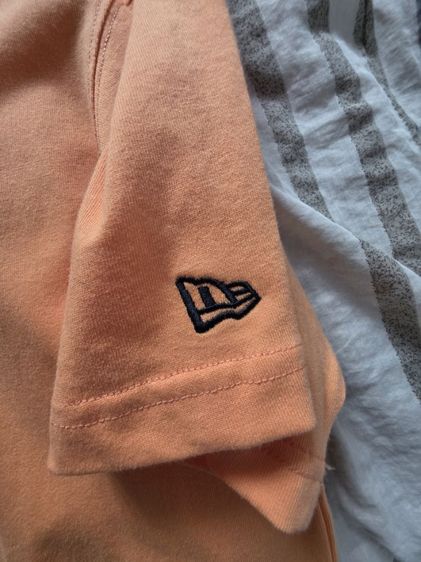 เสื้อยืดคอกลม New Era สีส้ม มือ 1 รูปที่ 5