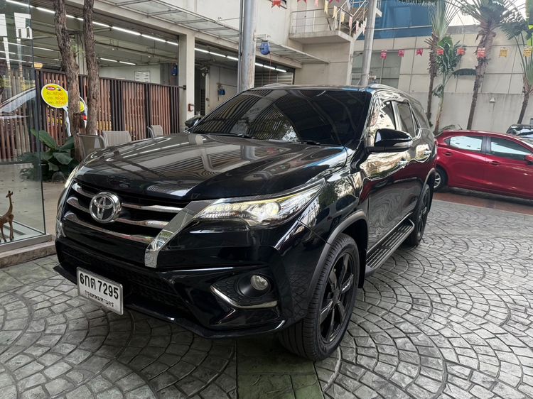 Toyota Fortuner 2017 2.8 V TRD Sportivo Utility-car ดีเซล ไม่ติดแก๊ส เกียร์อัตโนมัติ ดำ รูปที่ 2