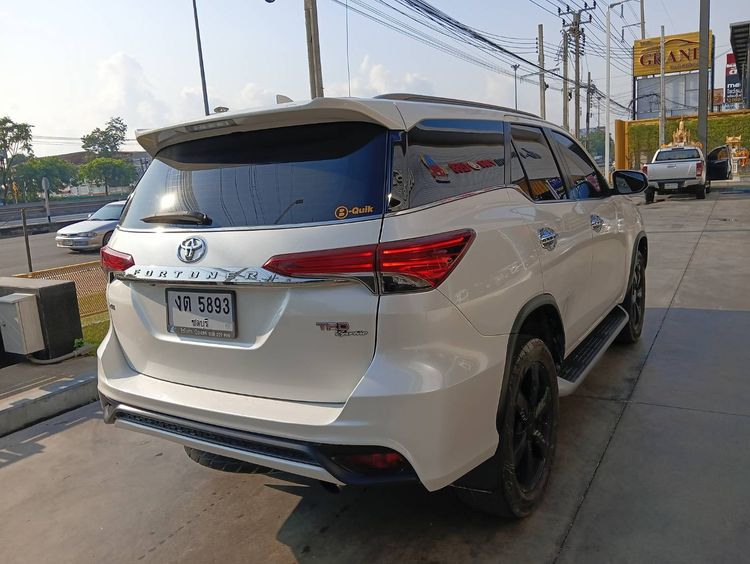 Toyota Fortuner 2017 2.8 V TRD Sportivo Utility-car ดีเซล ไม่ติดแก๊ส เกียร์อัตโนมัติ ขาว รูปที่ 4