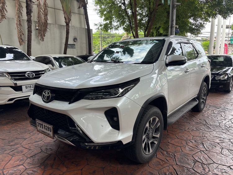 Toyota Fortuner 2022 2.4 Leader V Utility-car ดีเซล ไม่ติดแก๊ส เกียร์อัตโนมัติ ขาว รูปที่ 2