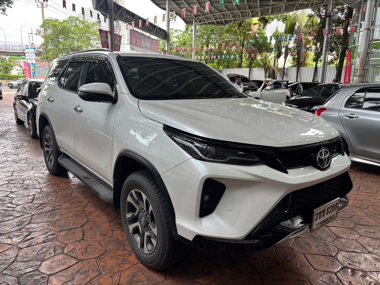 Toyota Fortuner 2022 2.4 Leader V Utility-car ดีเซล ไม่ติดแก๊ส เกียร์อัตโนมัติ ขาว