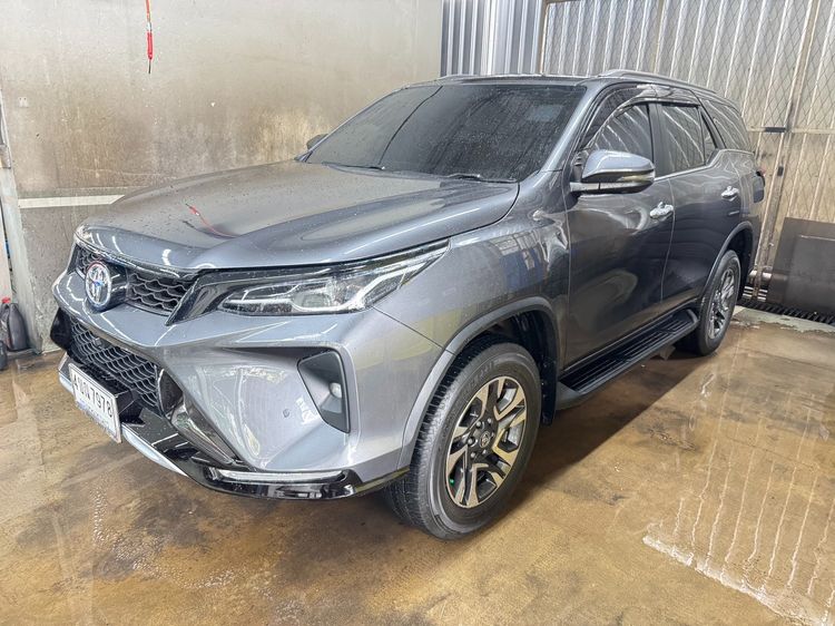 Toyota Fortuner 2023 2.4 Leader V Utility-car ดีเซล ไม่ติดแก๊ส เกียร์อัตโนมัติ เทา