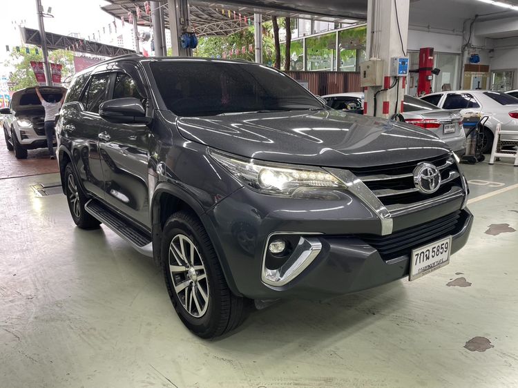 Toyota Fortuner 2017 2.4 V 4WD Utility-car ดีเซล ไม่ติดแก๊ส เกียร์อัตโนมัติ เทา