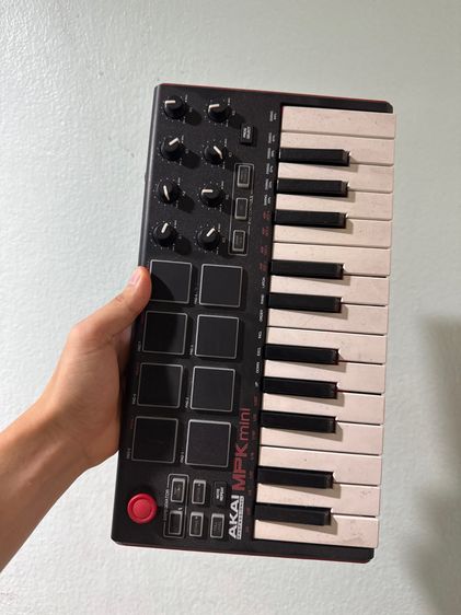 คีย์บอร์ดใบ้ Akai MPK Mini มีแต่ตัวกับสาย มีคีย์นึงเสียนอกนั้นใ้ชได้ปกติคับ 999 
