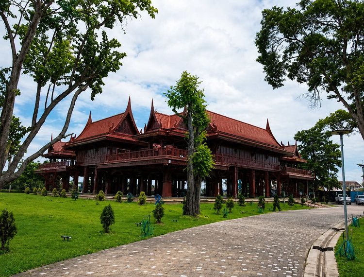 บ้านทรงไทย และ ทรงยุโรป 23 ไร่ 150 ล้าน Samut Sakhon Land with Thai-Style Houses and European Houses THB 150 Mb