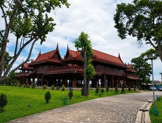 บ้านทรงไทย และ ทรงยุโรป 23 ไร่ 150 ล้าน Samut Sakhon Land with Thai-Style Houses and European Houses THB 150 Mb
