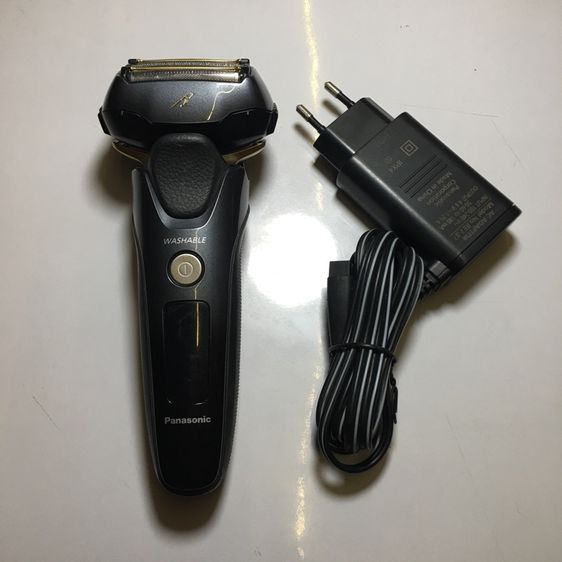 เครื่องโกนหนวดไฟฟ้า ไร้สาย ยี่ห้อ Panasonic รุ่น 5 ใบมีด สภาพใหม่ ใช้งานได้ปกติ พร้อม อแดปเตอร์ชาร์จ  