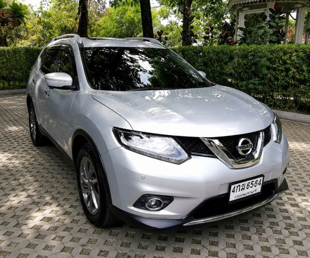 รถ Nissan X-Trail 2.5 V 4WD สี บรอนซ์เงิน
