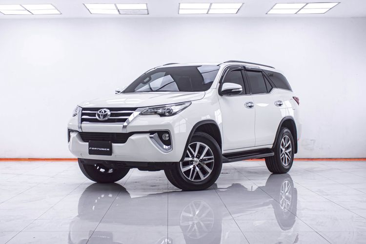 Toyota Fortuner 2016 2.8 V 4WD Utility-car ดีเซล ไม่ติดแก๊ส เกียร์อัตโนมัติ ขาว