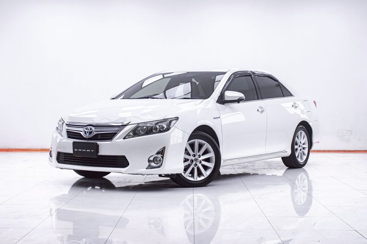 รถ Toyota Camry 2.5 Hybrid สี ขาว