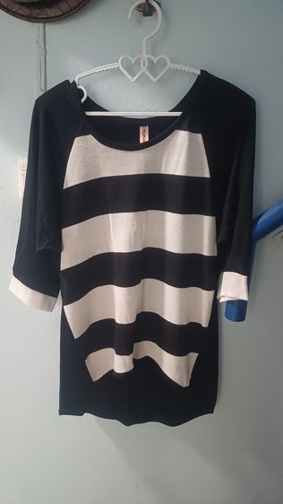 เสื้อยืดลายขาวดำ