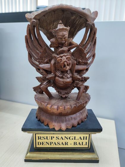 งานแกะสลักไม้บาหลี รูปครุฑแบกเทพ พร้อมฐานป้าย RSUP Sanglah Denpasar Bali สูง 30 ซม.